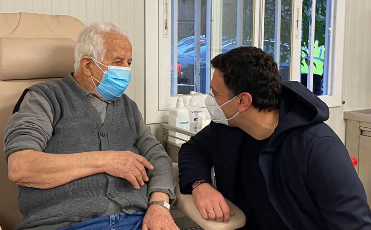 Στα εμβολιαστικά κέντρα οι ηλικιωμένοι άνω των 85 παρά το κρύο – Τι θα γίνει με τις δόσεις των ραντεβού που χάνονται Στα εμβολιαστικά κέντρα οι ηλικιωμένοι άνω των 85 παρά το κρύο – Τι θα γίνει με τις δόσεις των ραντεβού που χάνονται