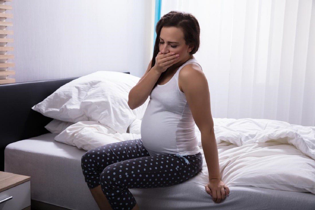 έγκυος γυναίκα δεν αισθάνεται καλά επειδή την έχει μολύνει ο κορωνοϊός