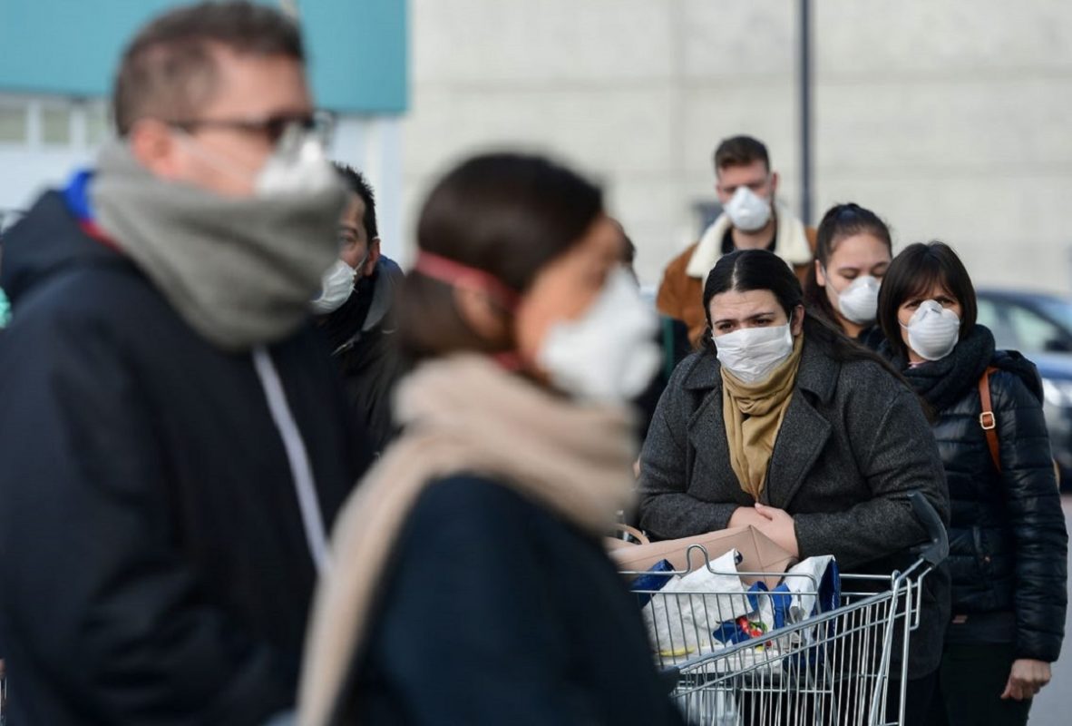 πολίτες φορούν μάσκες για να μην τους μολύνει ο κορωνοϊός