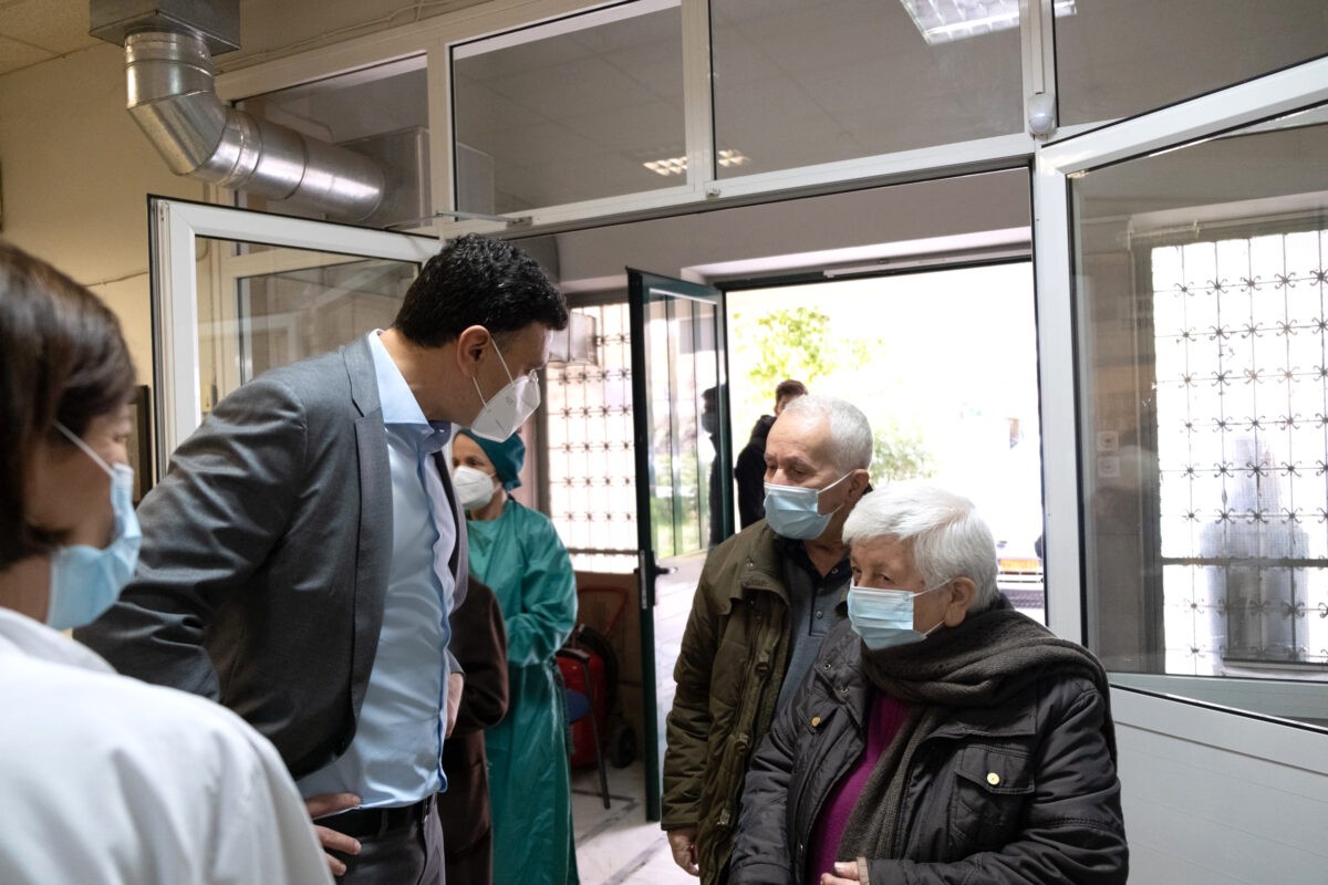 Η επίσκεψη σε εμβολιαστικά κέντρα του Βασίλη Κικίλια: “Ο εμβολιασμός γίνεται δομημένα”