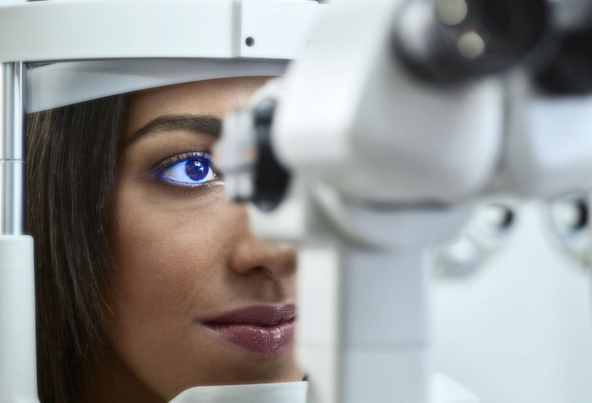 γυναίκα κάνει εξέταση στον οφθαλμίατρο για να ελέγξει την όραση της