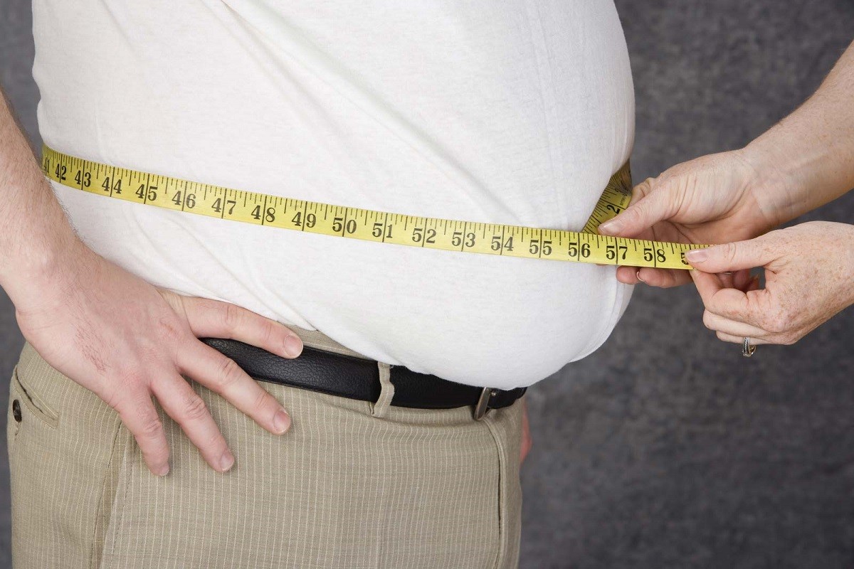 γυναίκα μετράει την περιφερεια άνδρα με παχυσαρκία