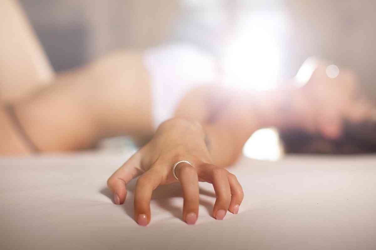 γυναίκα ξαπλωμένη στο κρεβάτι κατά την διάρκεια του σεξ