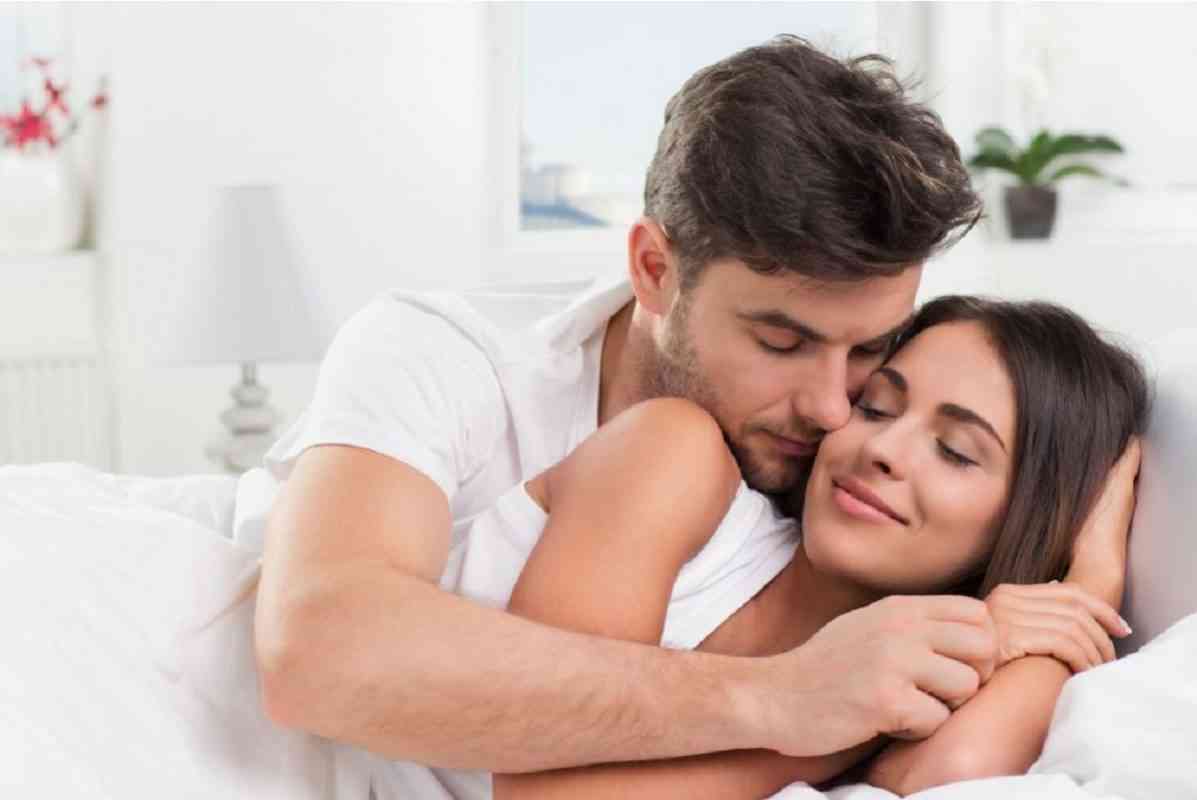 ζευγάρι αγκαλιά στο κρεβάτι μετά το σεξ