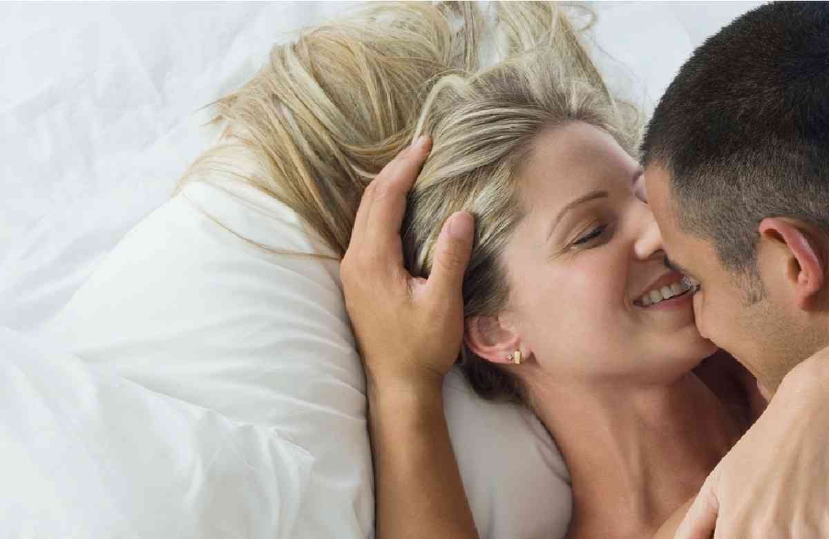 νεαρό ζευγάρι αγκαλιά στο κρεβάτι κάνει σεξ