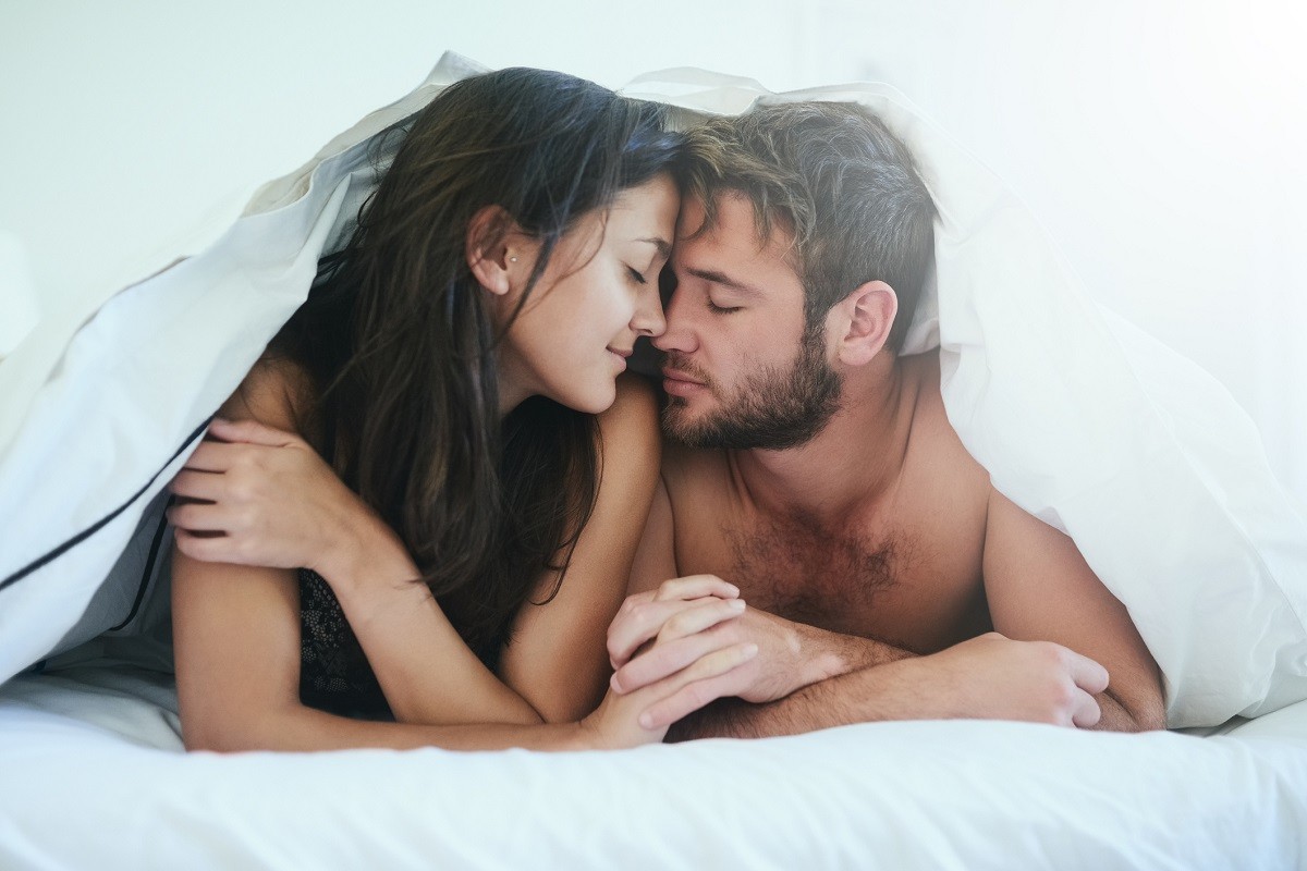 ζευγάρι μαζί στο κρεβάτι μετά το σεξ