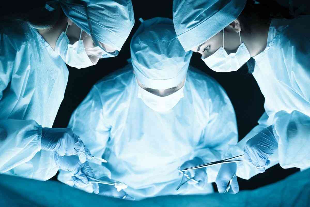 γιατροί σε χειρουργείο