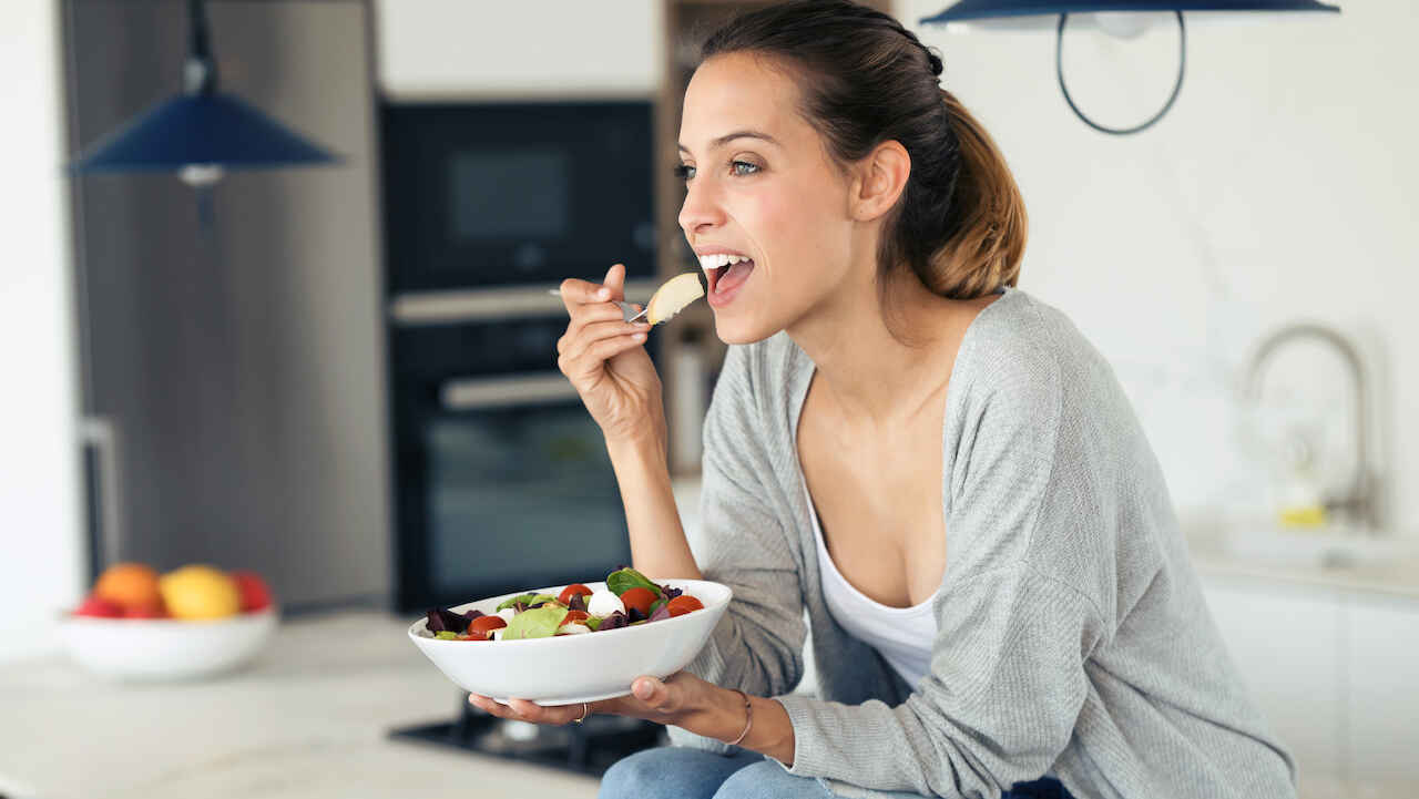 γυναίκα προσέχει την διατροφή της και τρώει σαλάτα