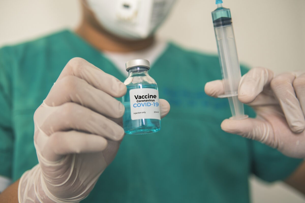 Εθνική Επιτροπή Βιοηθικής: “Σταδιακή και με πειθώ η εφαρμογή του υποχρεωτικού εμβολιασμού στους υγειονομικούς”