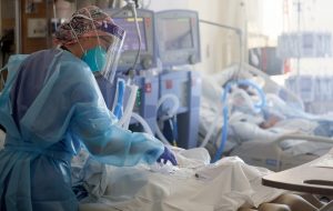 δωμάτιο σε νοσοκομείο με ασθενείς που τους έχει χτυπήσει ο κορωνοϊός