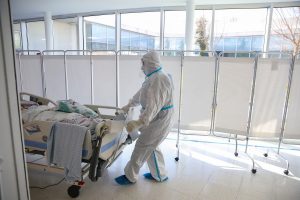 Ασθενής που τον έχει χτυπήσει ο κορωνοϊός στο νοσοκομείο