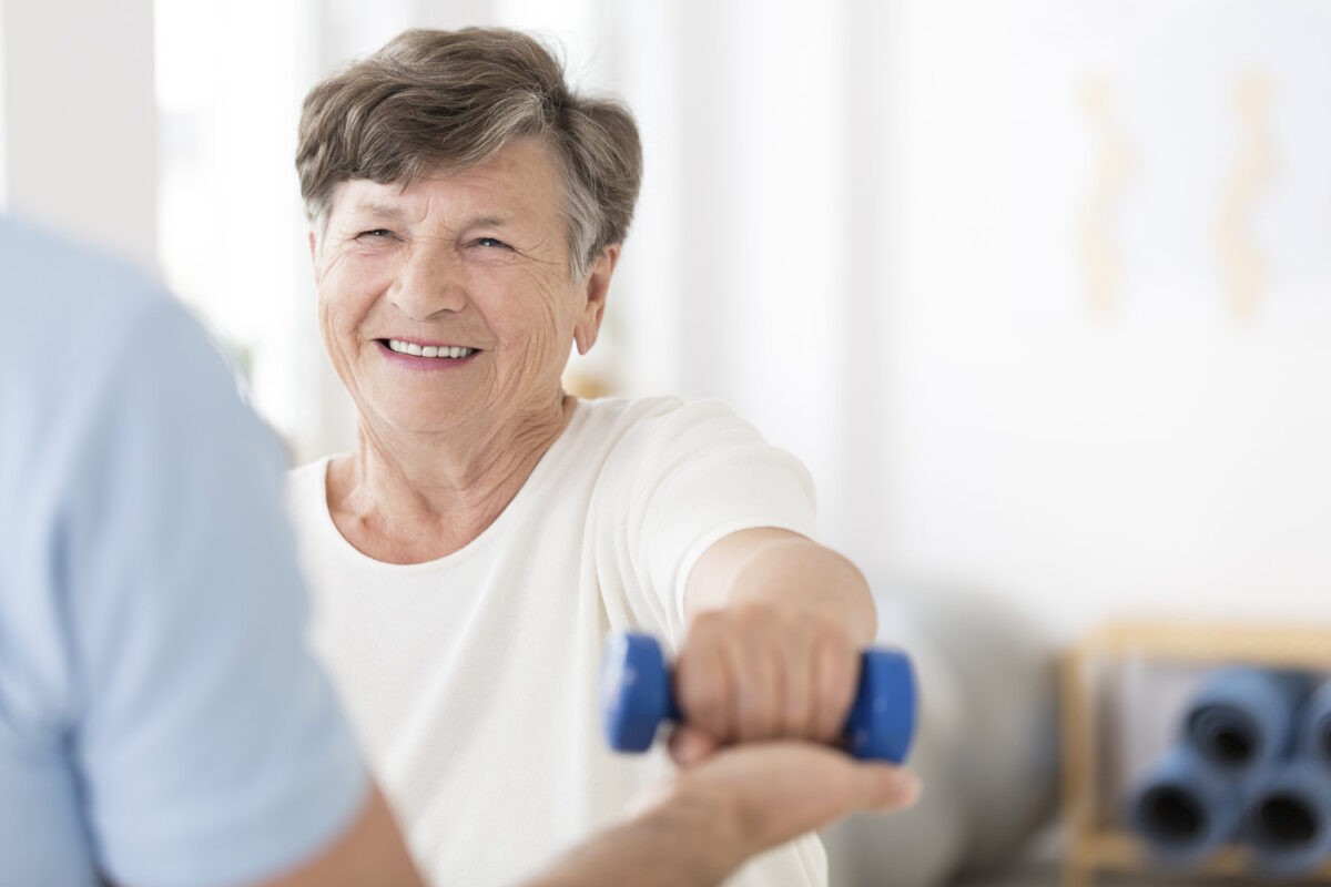 ηλικιωμένη γυναίκα κάνει γυμναστική για να προλάβει την οστεοπόρωση