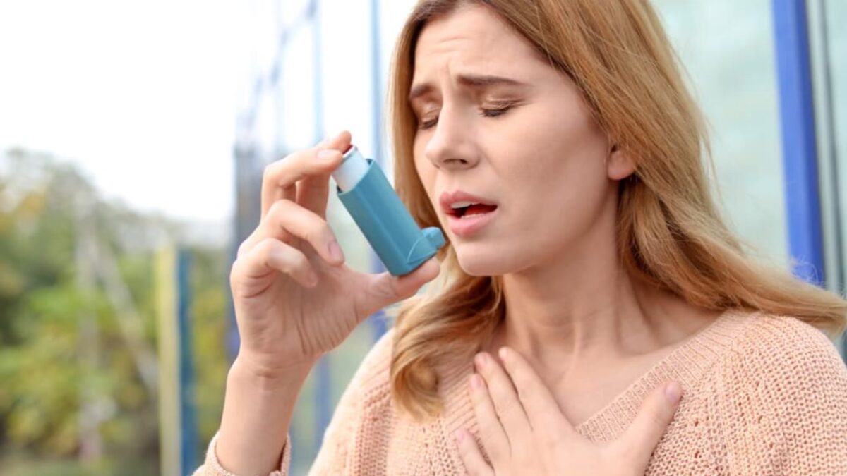 γυναίκα κάνει εισπνοές με φάρμακο επειδή έχει αλλεργικό άσθμα
