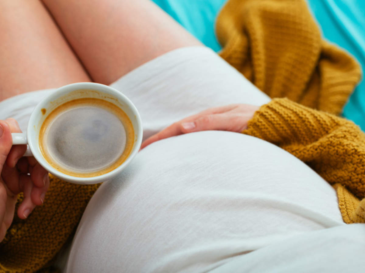 γυναίκα σε εγκυμοσύνη πίνει καφέ