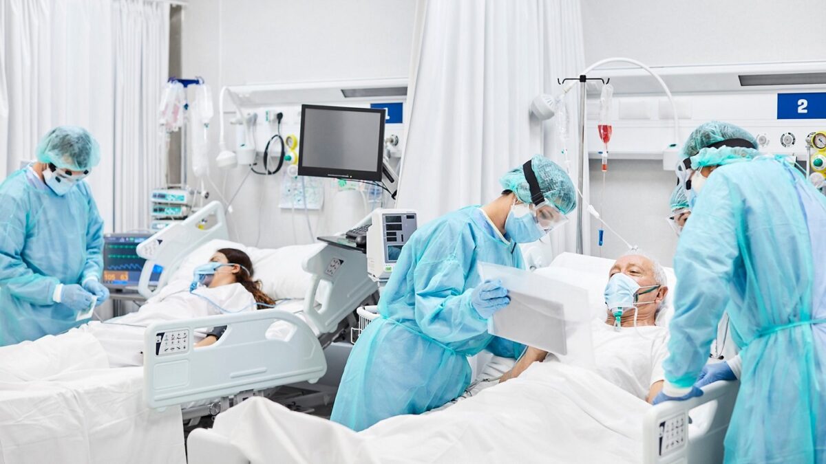 δωμάτιο σε νοσοκομείο με ασθενείς που τους έχει χτυπήσει ο κορωνοϊός
