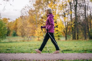 Γυναίκα έχει βγει έξω για περπάτημα με σκοπό την μακροζωία