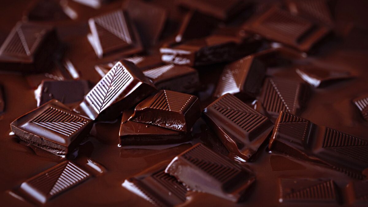 μαύρη σοκολάτα σε κομμάτια και λιωμένη