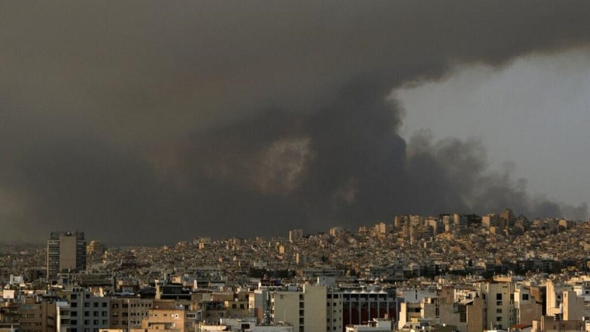 Η Αθήνα πνιγμένη στους καπνούς από τις πυρκαγιές