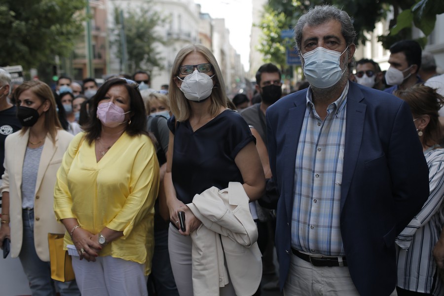 Μεγάλη συγκέντρωση της ΠΟΕΔΗΝ έξω από το Υπουργείο Υγείας – Ο Παύλος Πολάκης ανάμεσα στους εργαζόμενους Μεγάλη συγκέντρωση της ΠΟΕΔΗΝ έξω από το Υπουργείο Υγείας – Ο Παύλος Πολάκης ανάμεσα στους εργαζόμενους
