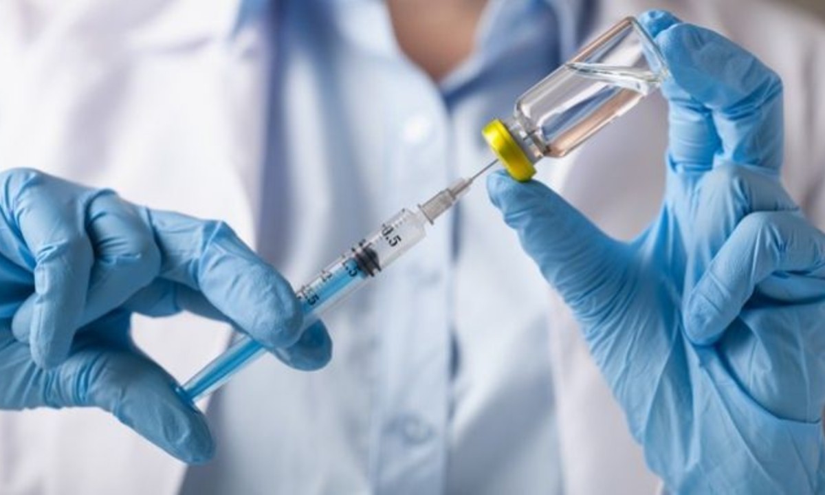 Μικρό το όφελος έναντι της Όμικρον από τα νέα ενισχυτικά εμβόλια που κατασκευάζουν Pfizer – Moderna