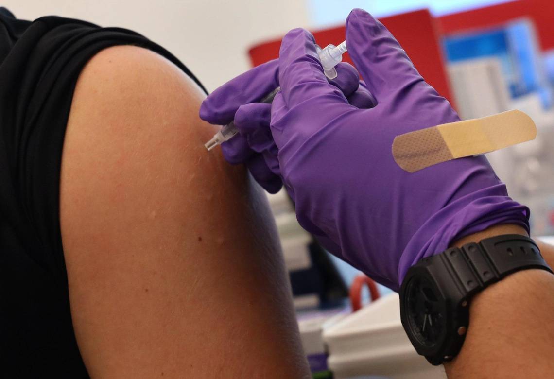Ξεκίνησαν οι εμβολιασμοί με τα νέα επικαιροποιημένα εμβόλια