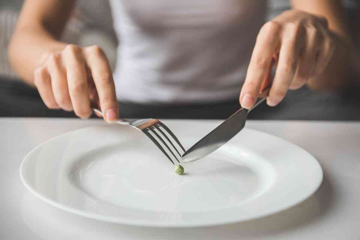 το πιάτο μιας γυναίκας που έχει διατροφικές διαταραχές