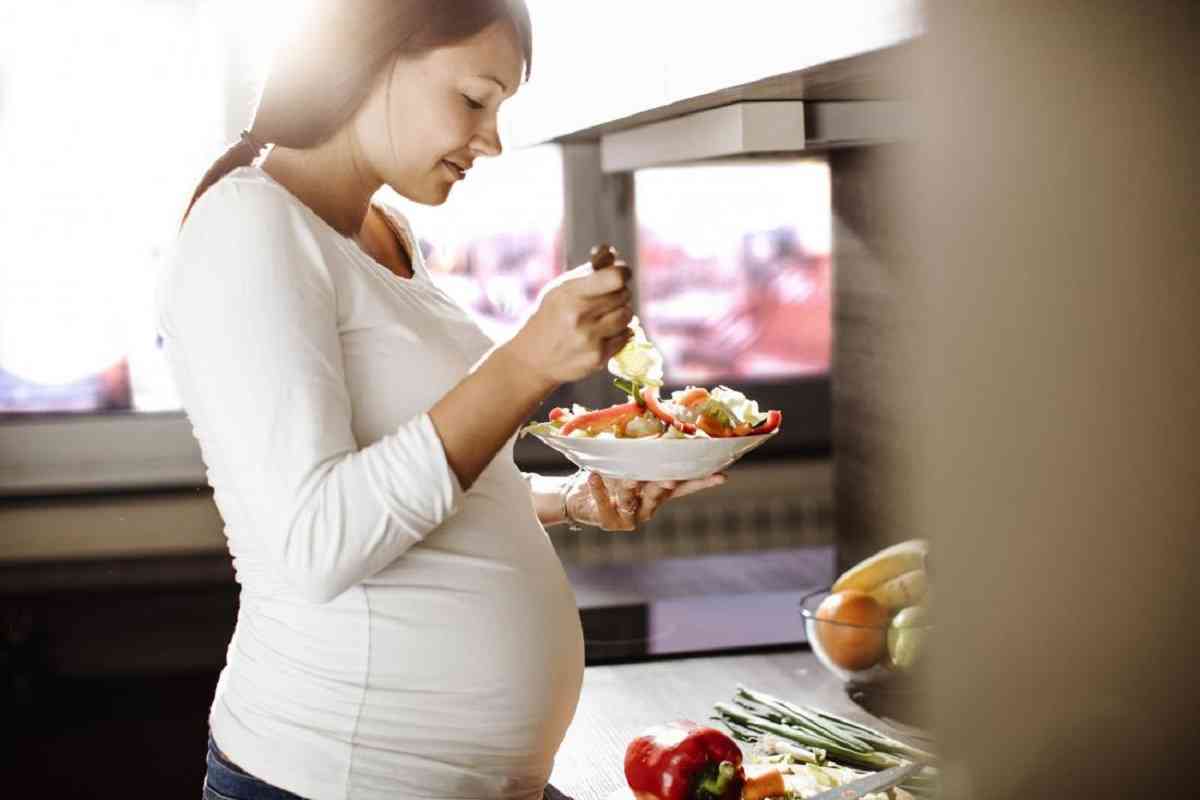 γυναίκα σε προχωρημένη εγκυμοσύνη τρώει