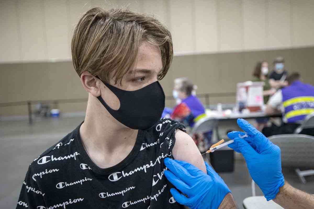 νεαρός κάνει το εμβόλιο για να μην τον μολύνει ο κορωνοϊός