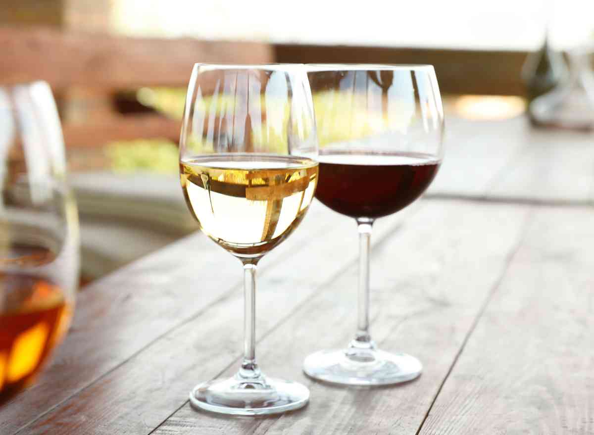 ποτήρια με λευκό και κόκκινο κρασί