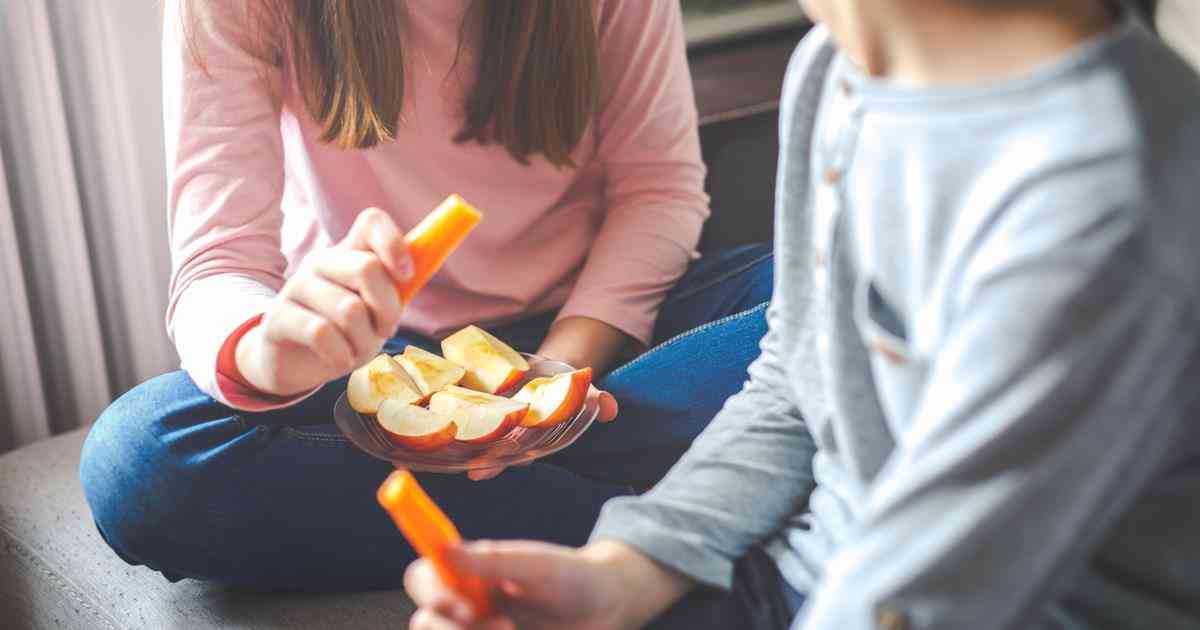 Έφηβοι ακολουθούν υγιεινή διατροφή και τρώνε μήλα