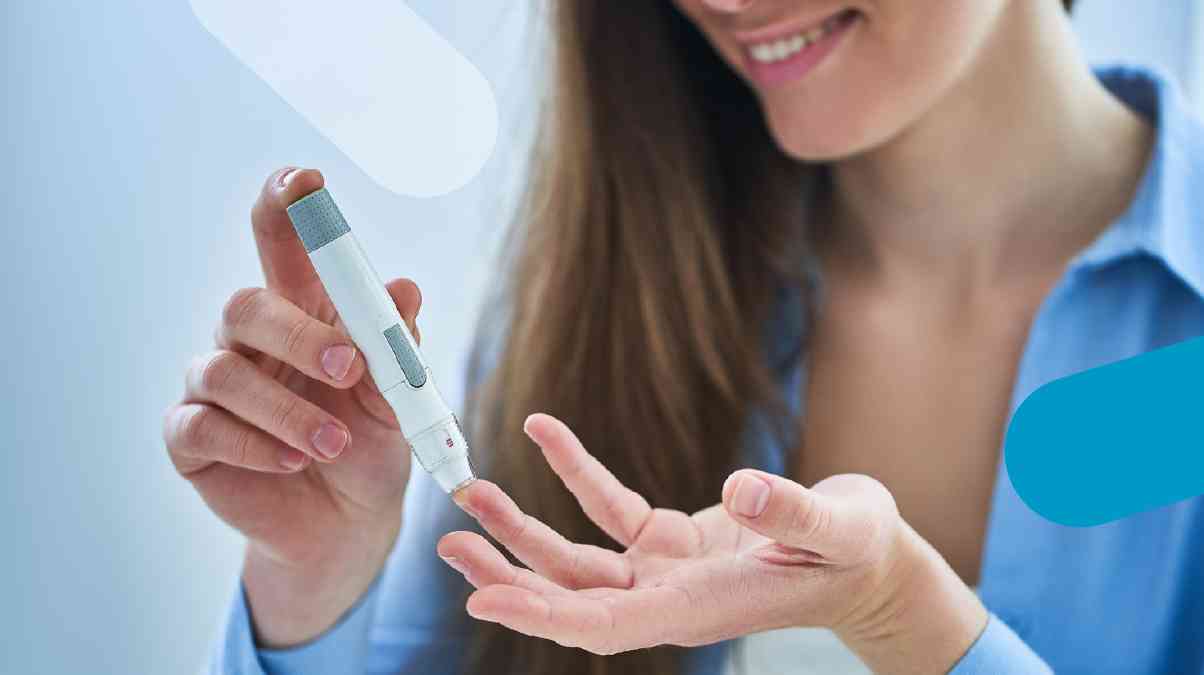 γυναίκα κάνει μέτρηση ινσουλίνης για να δει αν υπάρχει διαβήτης