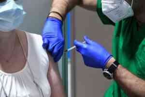 γυναίκα κάνει το εμβόλιο κατά του κορωνοϊού