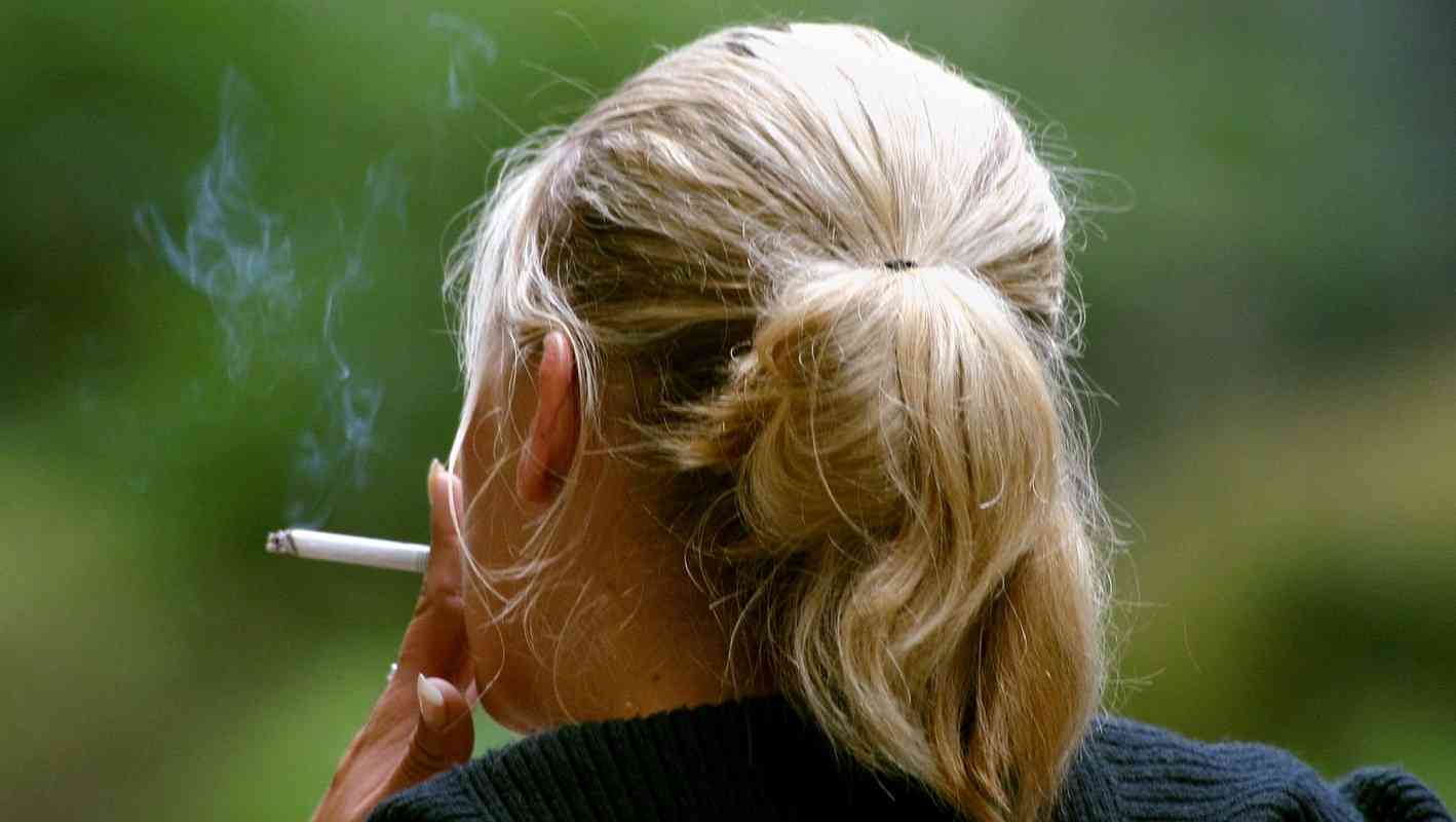 γυναίκα απολαμβάνει το κάπνισμα