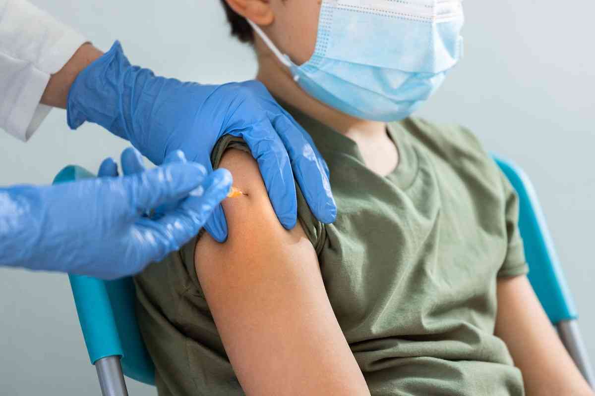 παιδάκι κάνει το εμβόλιο για να μην το χτυπήσει ο κορωνοϊός