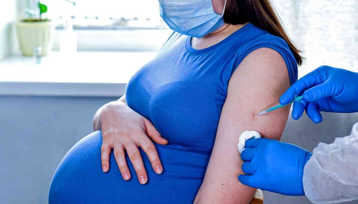 έγκυος κάνει το εμβόλιο για να μην την μολύνει ο κορωνοϊός