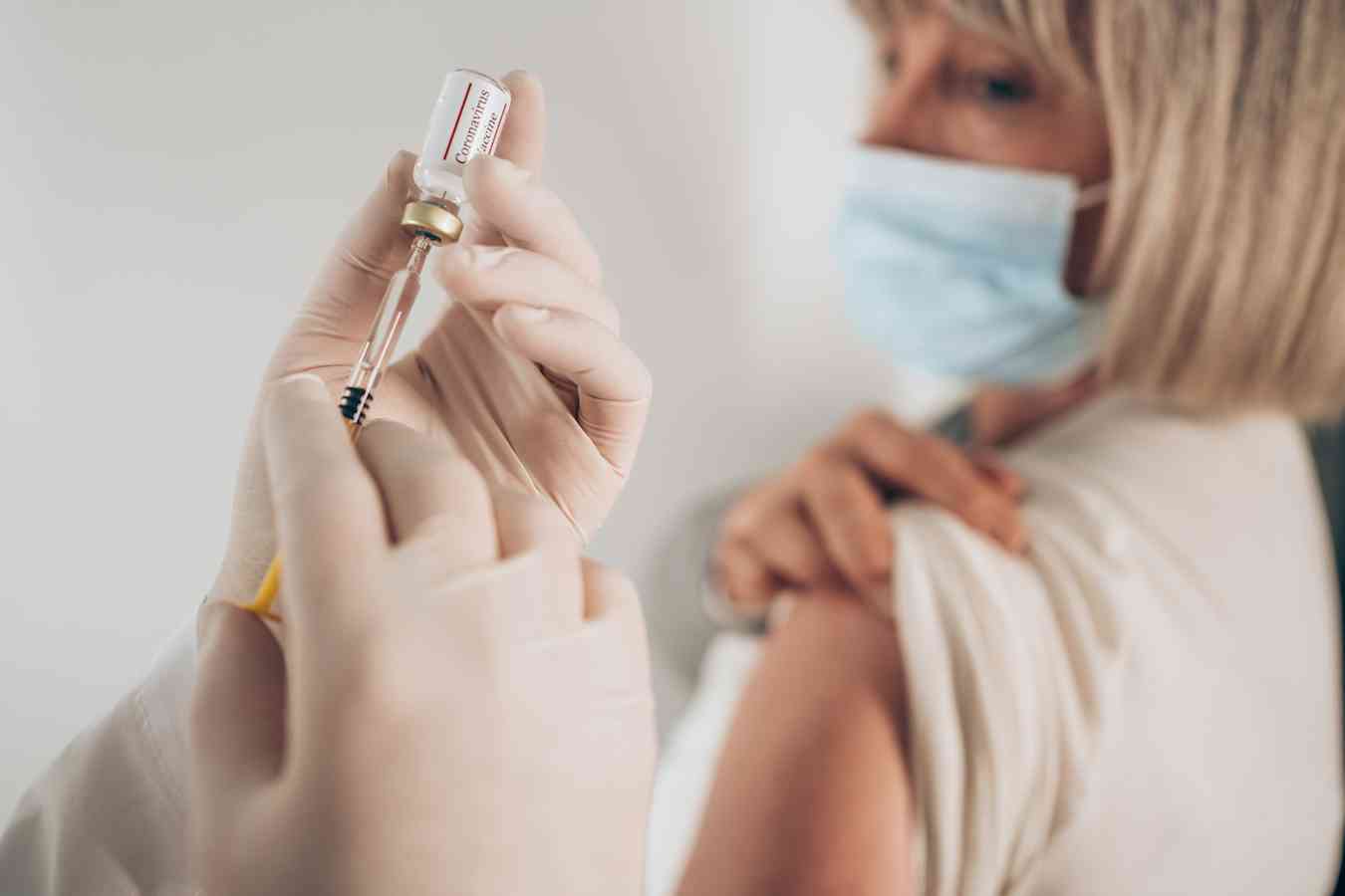 γυνσίκα κάνει το εμβόλιο για να μην την χτυπήσει ο κορωνοϊός
