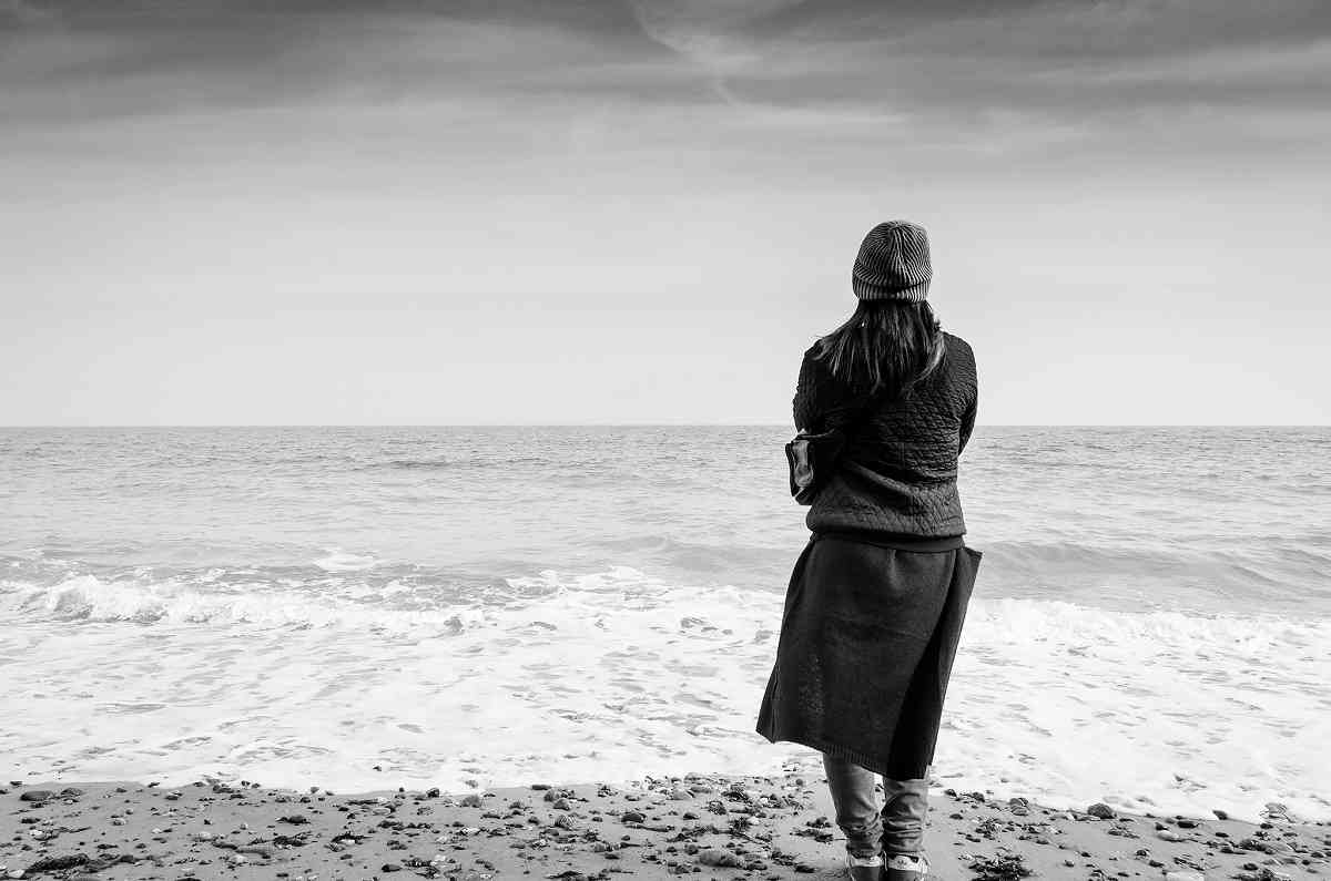 γυναίκα είναι μόνη στην θάλασσα και αισθάνεται μοναξιά