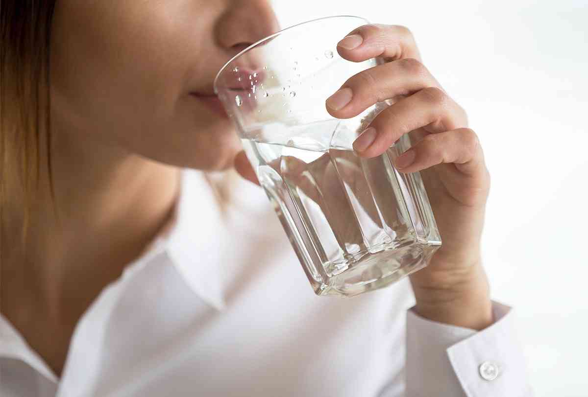 γυναίκα που πίνει νερό για να μην πάθει αφυδάτωση