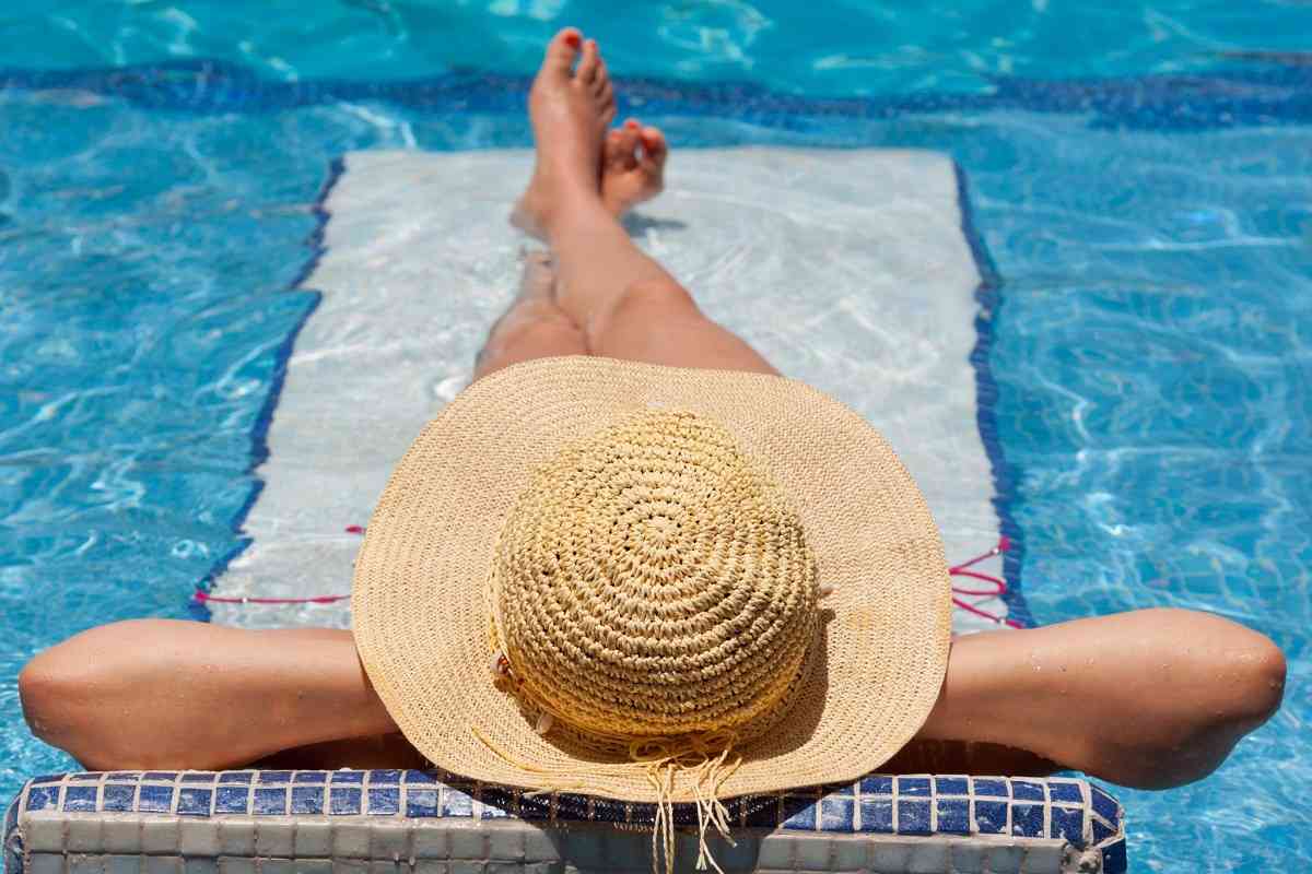 γυναίκα κάνει ηλιοθεραπεία στην πισίνα