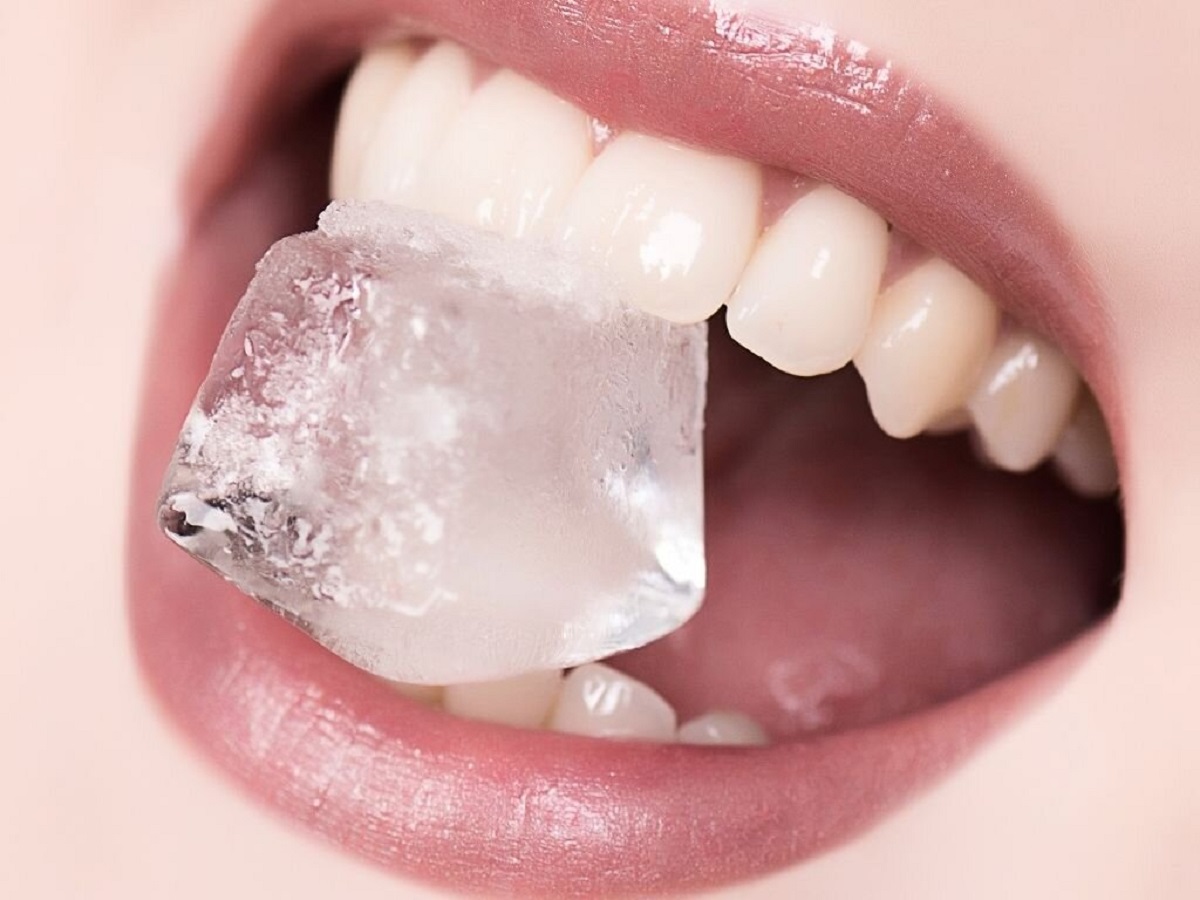 Δόντια: Πώς τα βλάπτει το μάσημα του πάγου