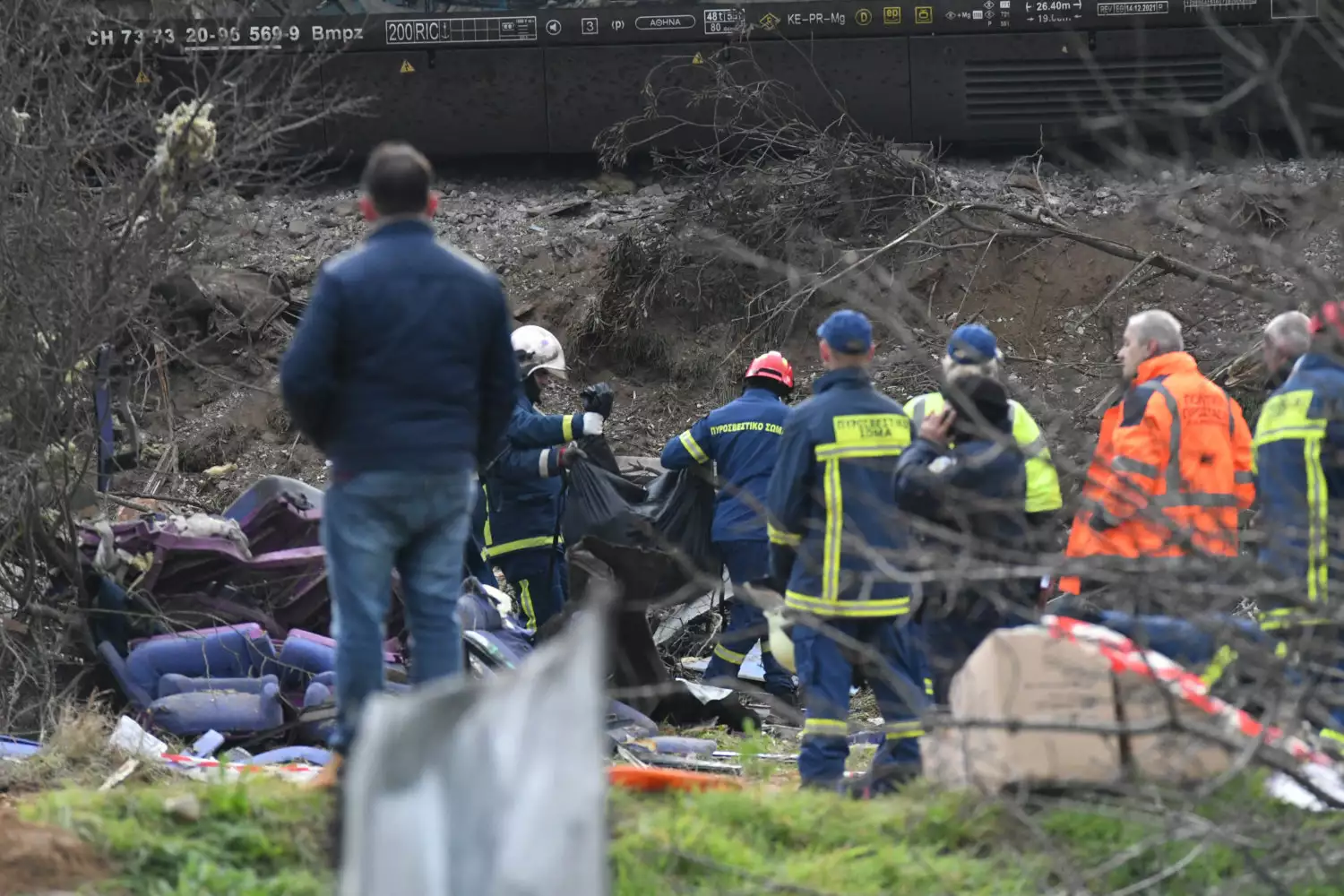 Η τραγωδία από τη σύγκρουση τρένων στα Τέμπη και το δύσκολο έργο της ταυτοποίησης των σορών – Τριήμερο εθνικό πένθος