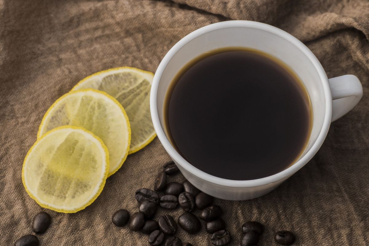 Αδυνάτισμα: Βοηθάει όντως ο καφές με το λεμόνι;