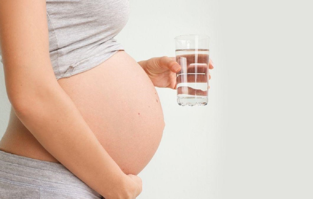 Εγκυμοσύνη: Πόσο νερό πρέπει να πίνετε