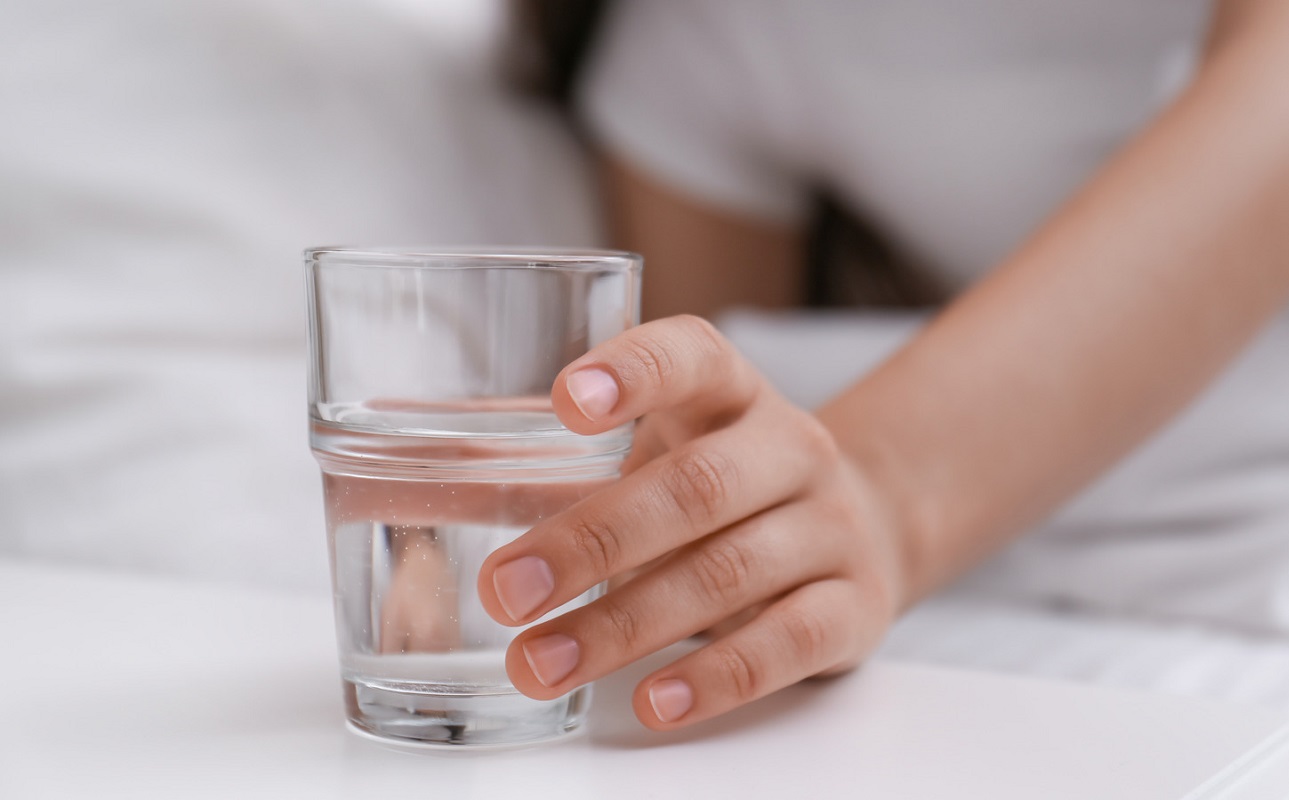 Νερό: 7 λόγοι να πιεις δυο ποτήρια μόλις ξυπνήσεις το πρωί