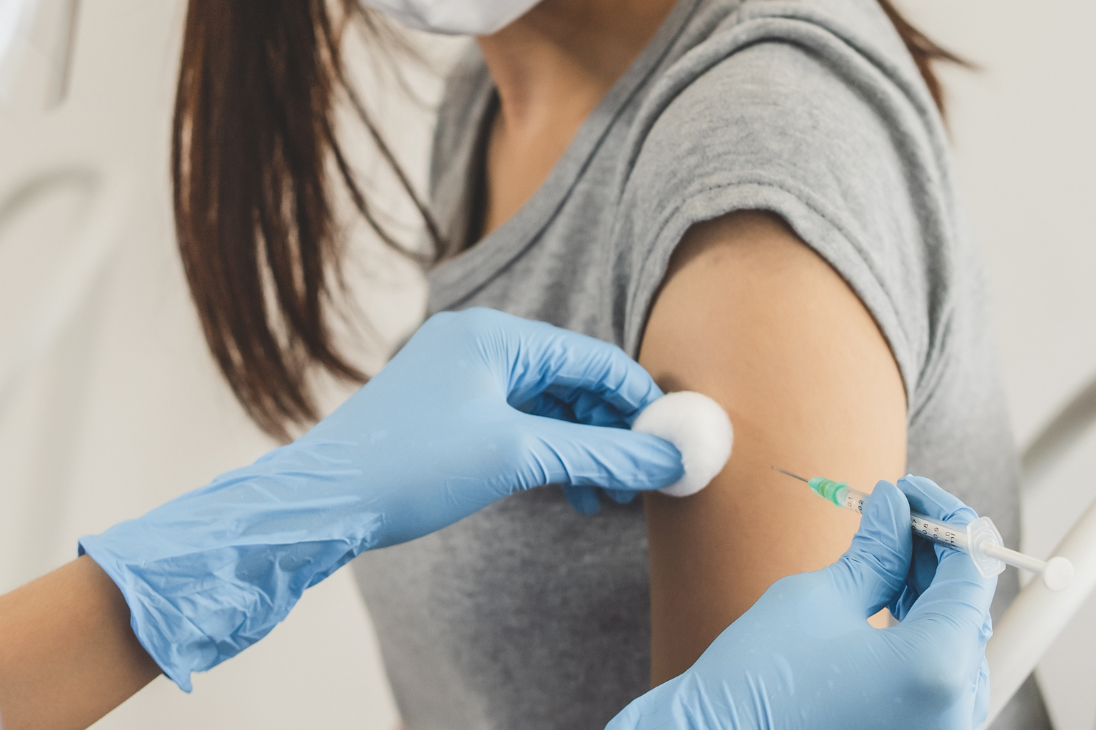 Εμβόλια: Γιατί είναι καλύτερο να τα κάνετε εναλλάξ σε κάθε χέρι