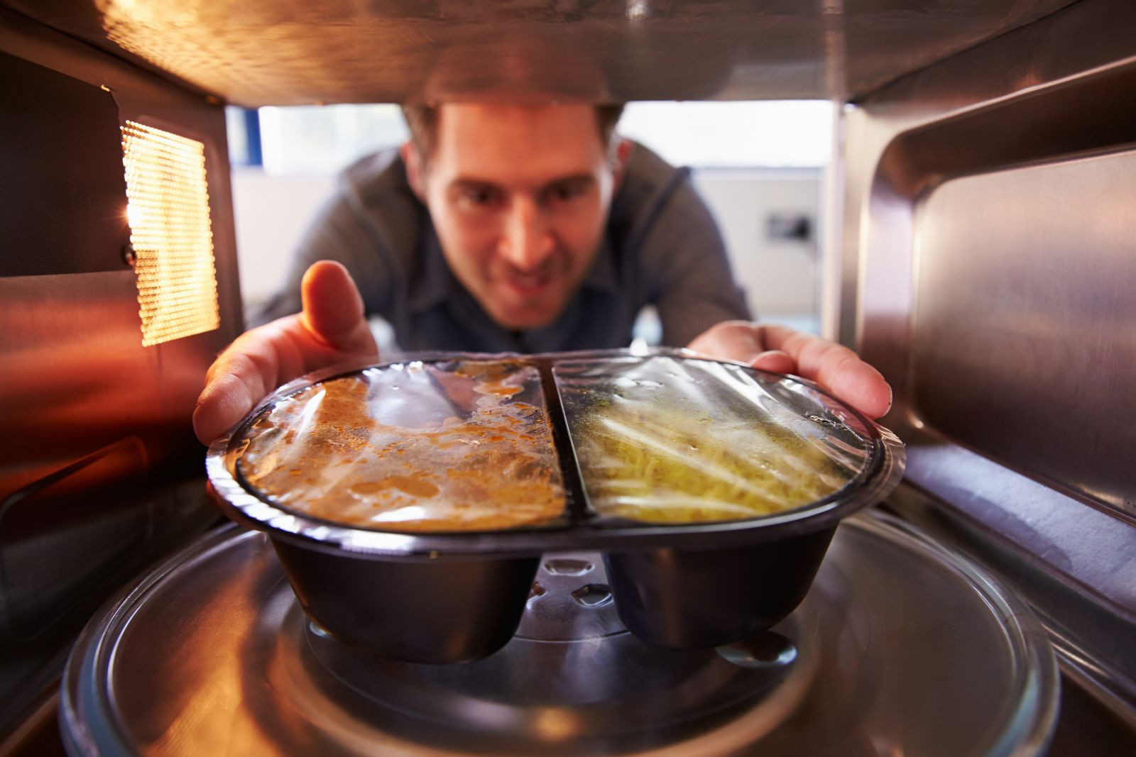 Διατροφή: Ποια δοχεία τροφίμων δεν βάζουμε ποτέ στον φούρνο μικροκυμάτων