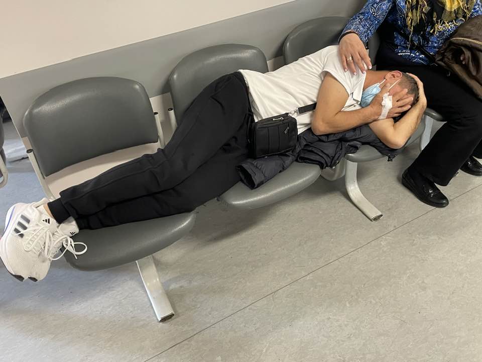 Άδωνις Γεωργίαδης: Διέταξε επείγουσα ΕΔΕ για φωτογραφία με ασθενή σε καρέκλες νοσοκομείου