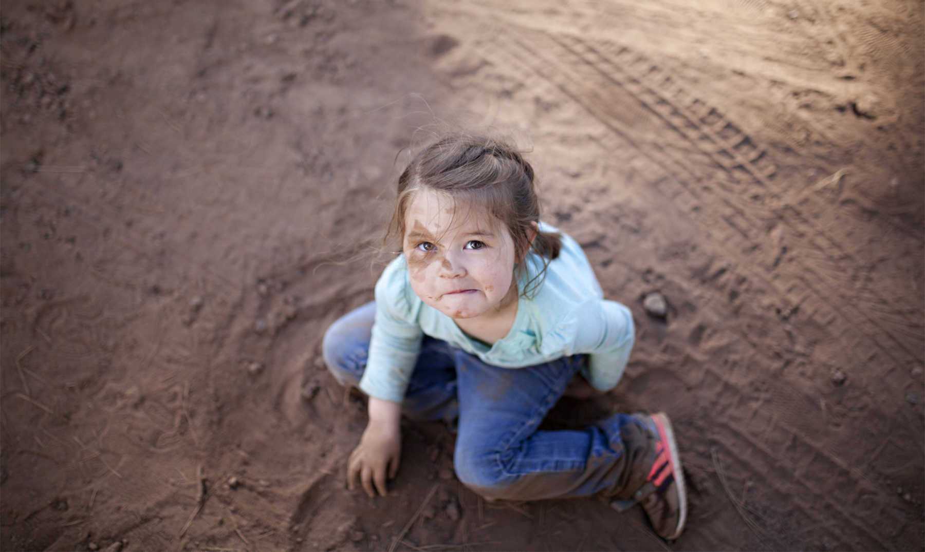 Ανοσοποιητικό: Βοηθάει τα παιδιά το παιχνίδι στο χώμα;