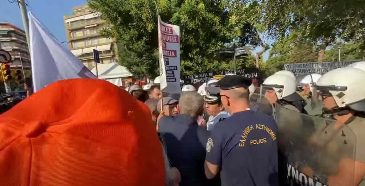 Θεσσαλονίκη: Συγκέντρωση και πορεία πραγματοποίησαν υγειονομικοί ενόψει της 88ης ΔΕΘ