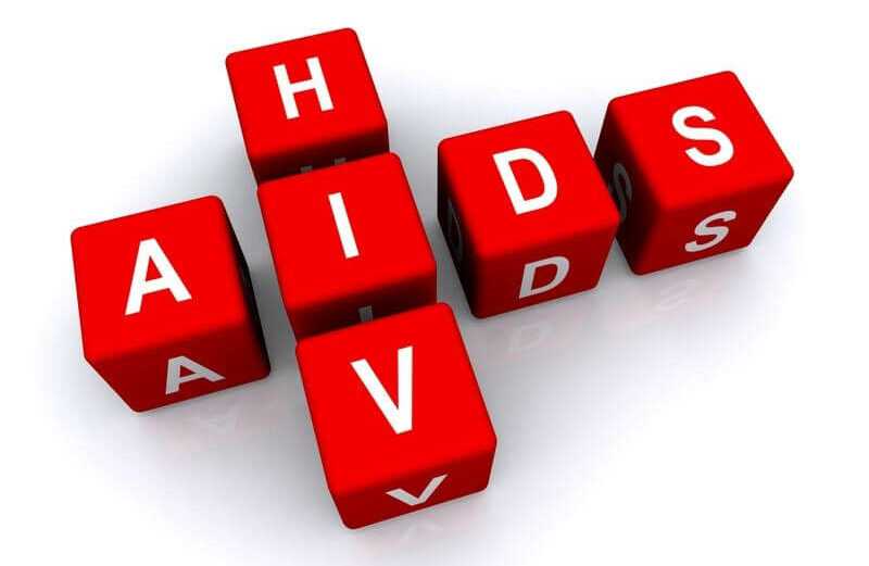 HIV: Πάνω από τα μισά περιστατικά διαγιγνώσκονται καθυστερημένα